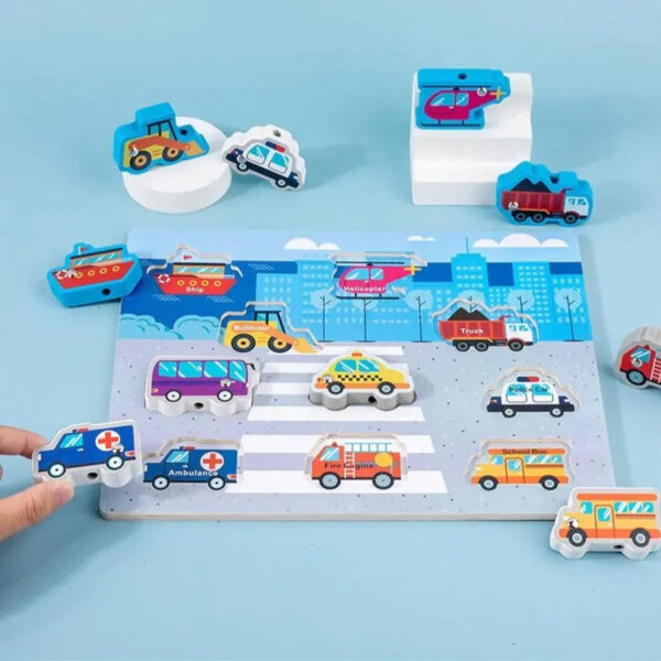 "لعبة أحجية خشبية ملونة للأطفال من متجر WithMeToys، تحتوي على قطع خشبية سميكة لوسائل المواصلات (سيارة شرطة، إسعاف، حافلة مدرسية، سفينة، وطائرة) مع لوحة مطابقة بتصميم مدينة."