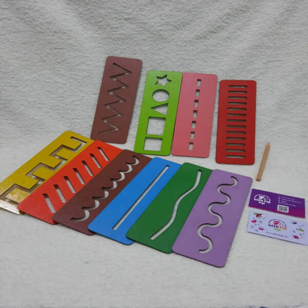 مساطر تهيئة ملونة للأطفال مصنوعة من الخشب تحتوي على خطوط ومنحنيات مختلفة لتدريب الطفل على مسك القلم والتحكم في الرسم والكتابة المبكرة.