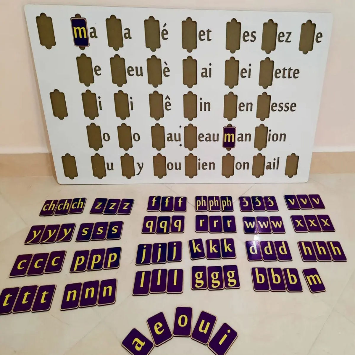 لوحة تعليمية لتعلم الحروف والمقاطع باللغة الفرنسية للأطفال مع بطاقات حروف متحركة لتكوين الكلمات.