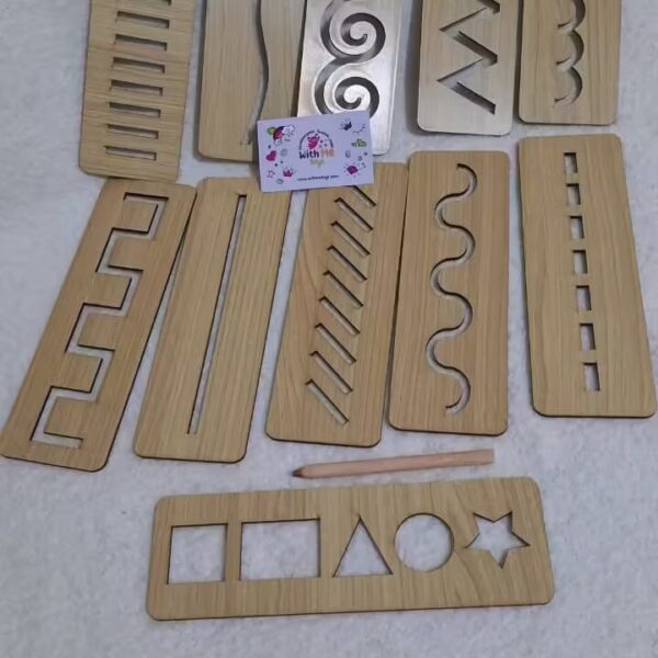 مساطر تهيئة للكتابة للأطفال مصنوعة من الخشب تحتوي على خطوط ومنحنيات مختلفة لتدريب الطفل على مسك القلم والتحكم في الرسم والكتابة المبكرة.