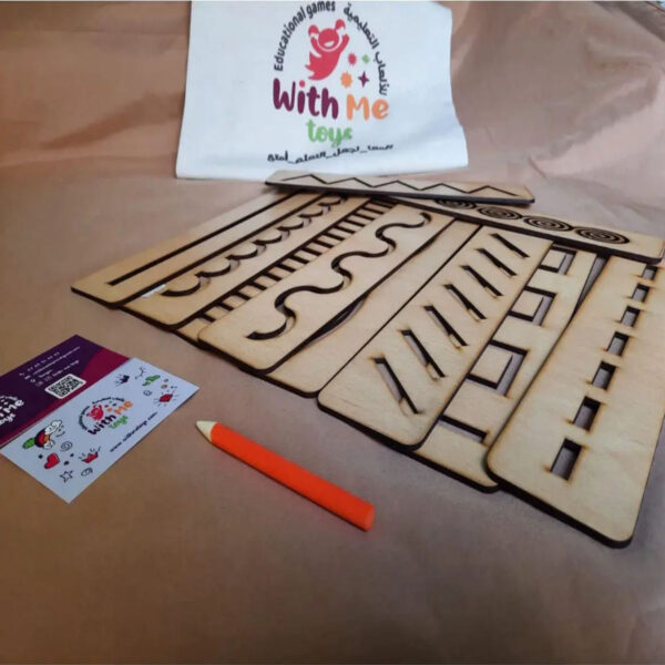 مساطر تهيئة للكتابة للأطفال مصنوعة من الخشب تحتوي على خطوط ومنحنيات مختلفة لتدريب الطفل على مسك القلم والتحكم في الرسم والكتابة المبكرة.